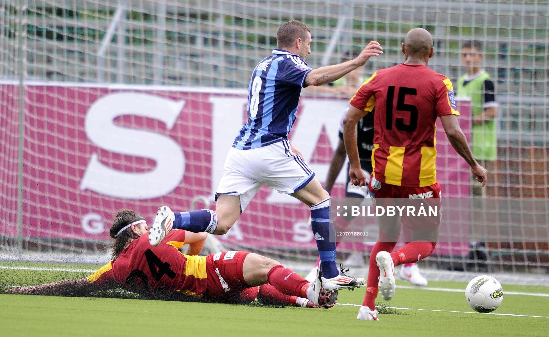  Haris Skenderovic, Syrianska får rött kort efter fällning av  James Keene, Djurgården.
