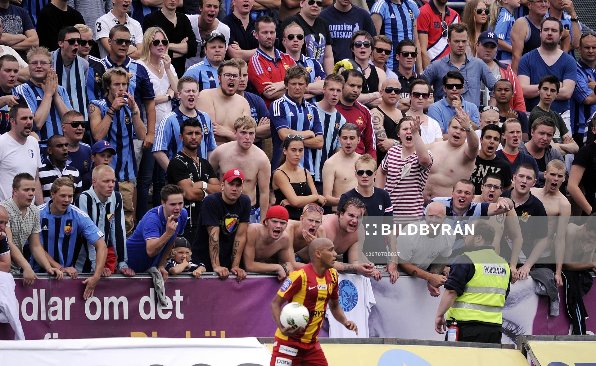  Många rasistiska ramsor haglade från Djurgårds fansen mot de syrianska spelarna.