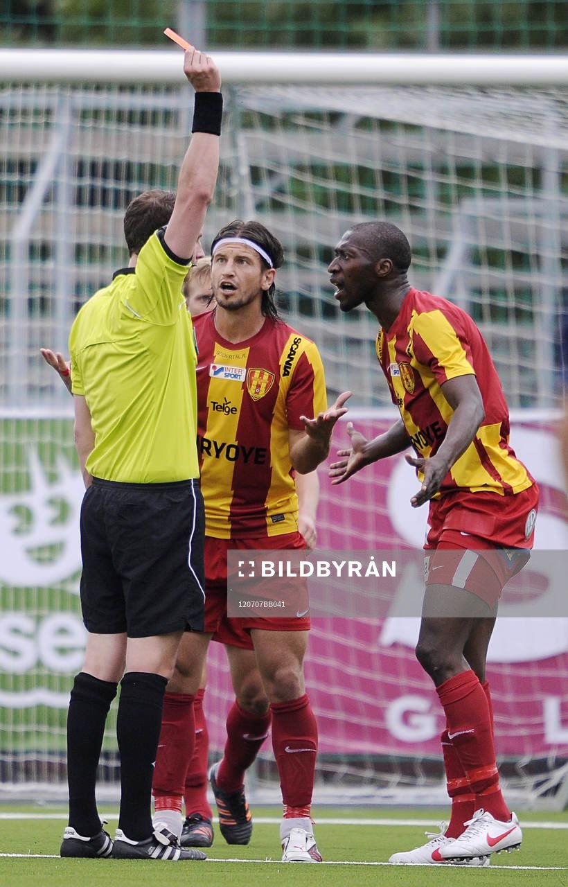 Rött kort till Omar Jawo (th), Syrianska, sedan blev Haris