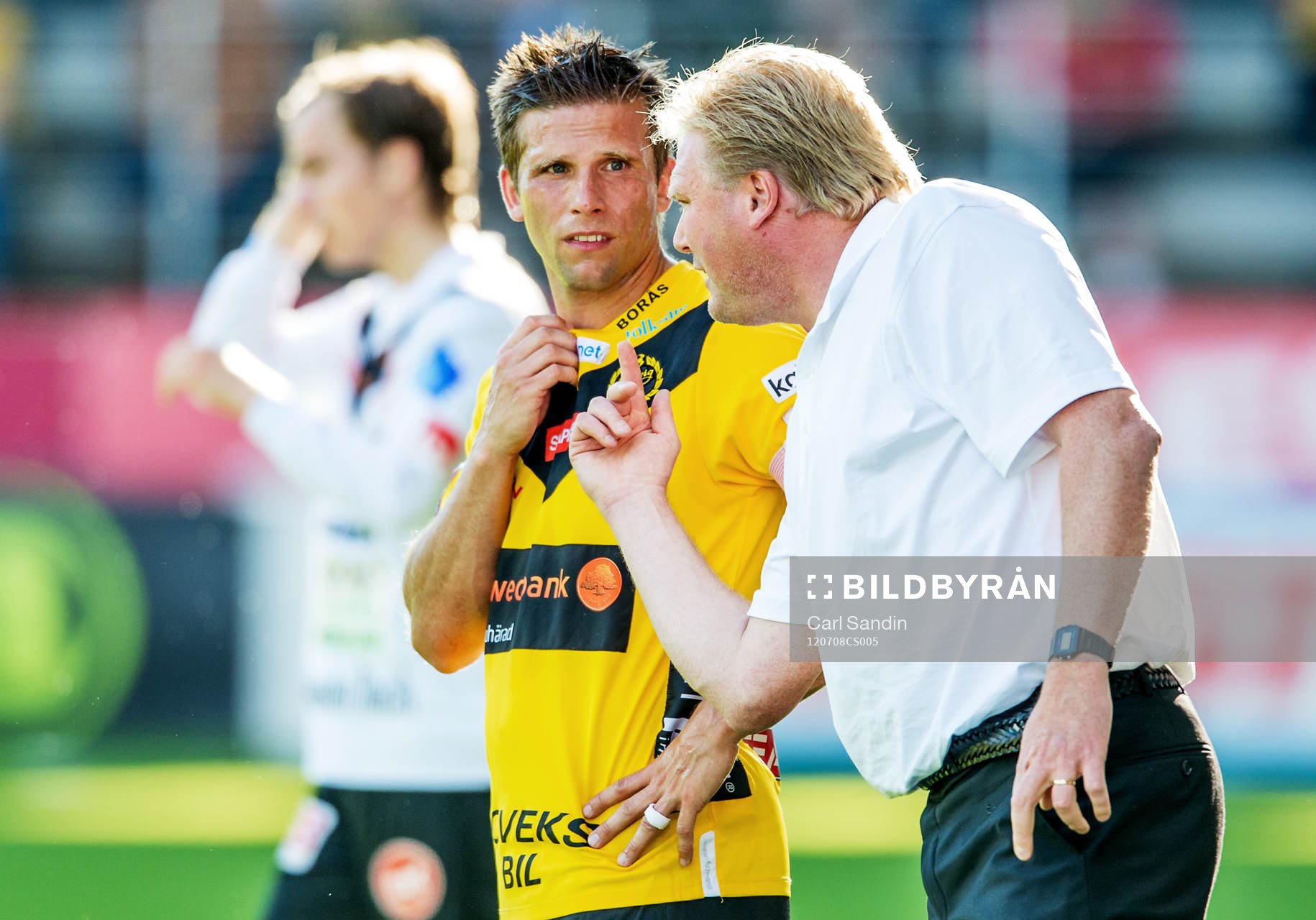 Jörgen Lennartsson, tränare, pratar med Anders Svensson,