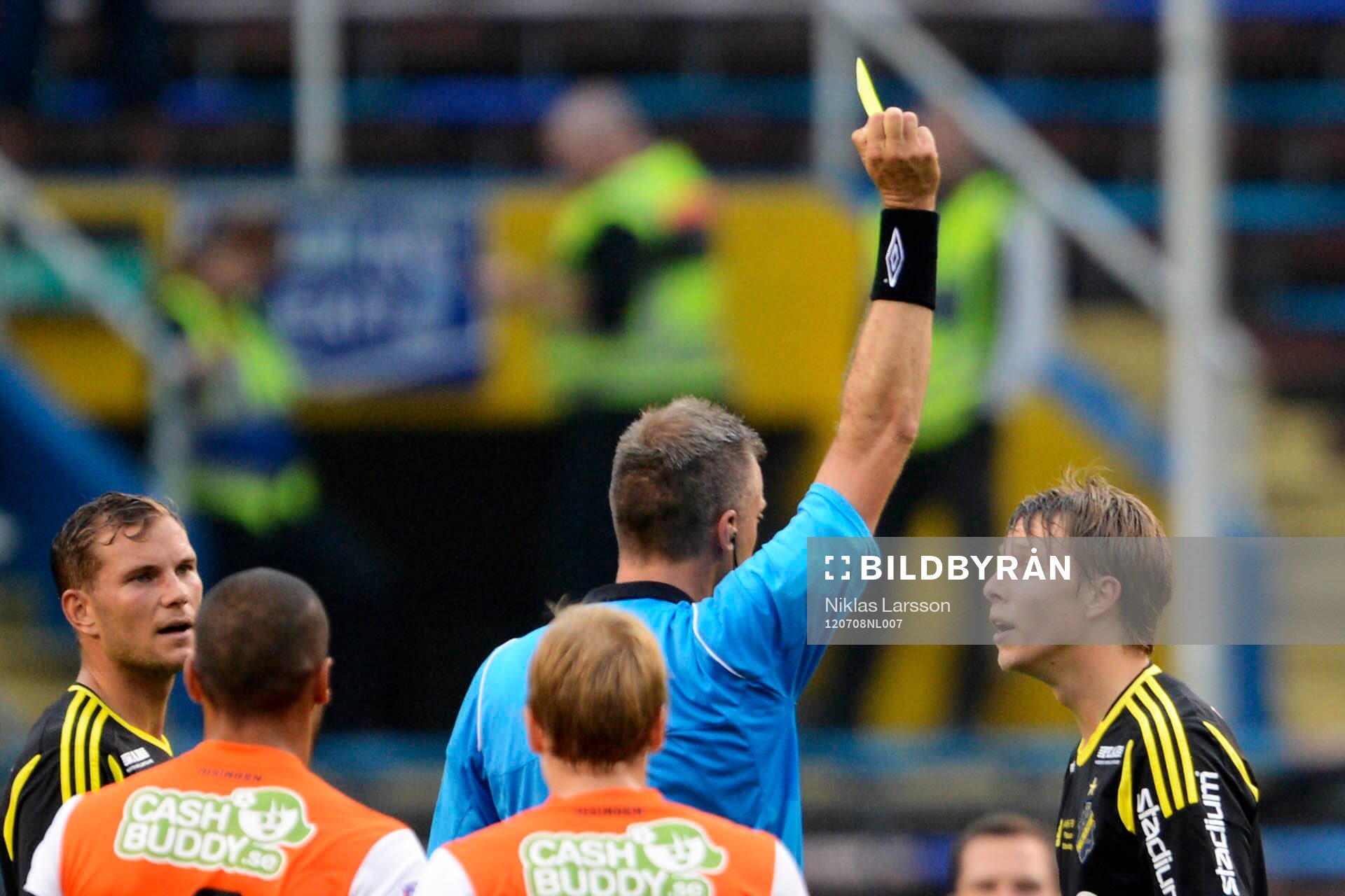Viktor LUndberg, AIK, diskuterar med Daniel Stålhammar,