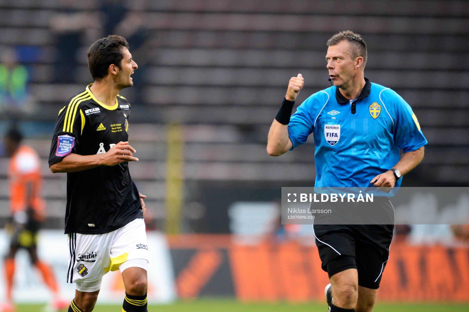 Celso Borges, AIK diskuterar med Daniel Stålhammar, domare