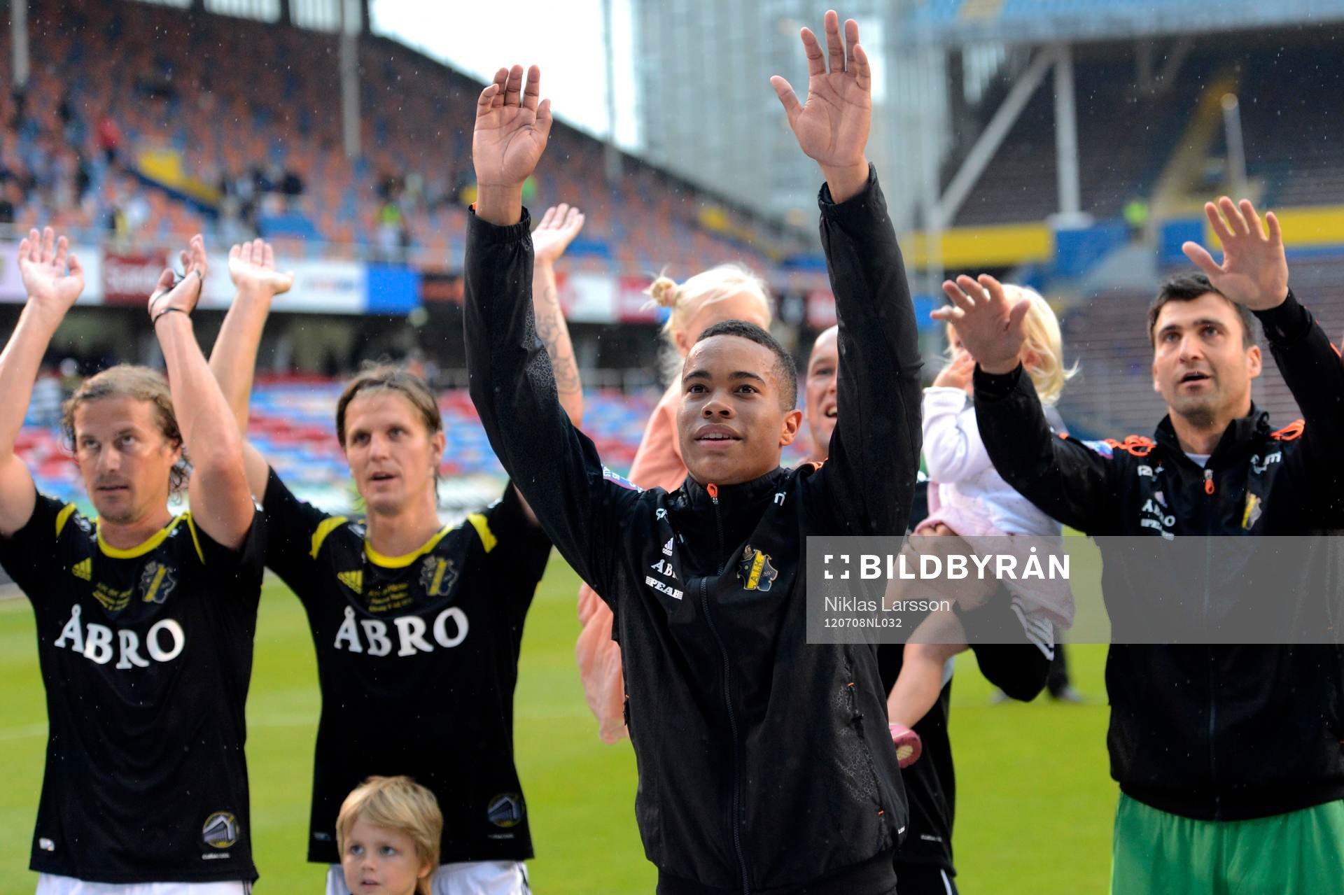 Robin Quaison och AIK tackar publiken