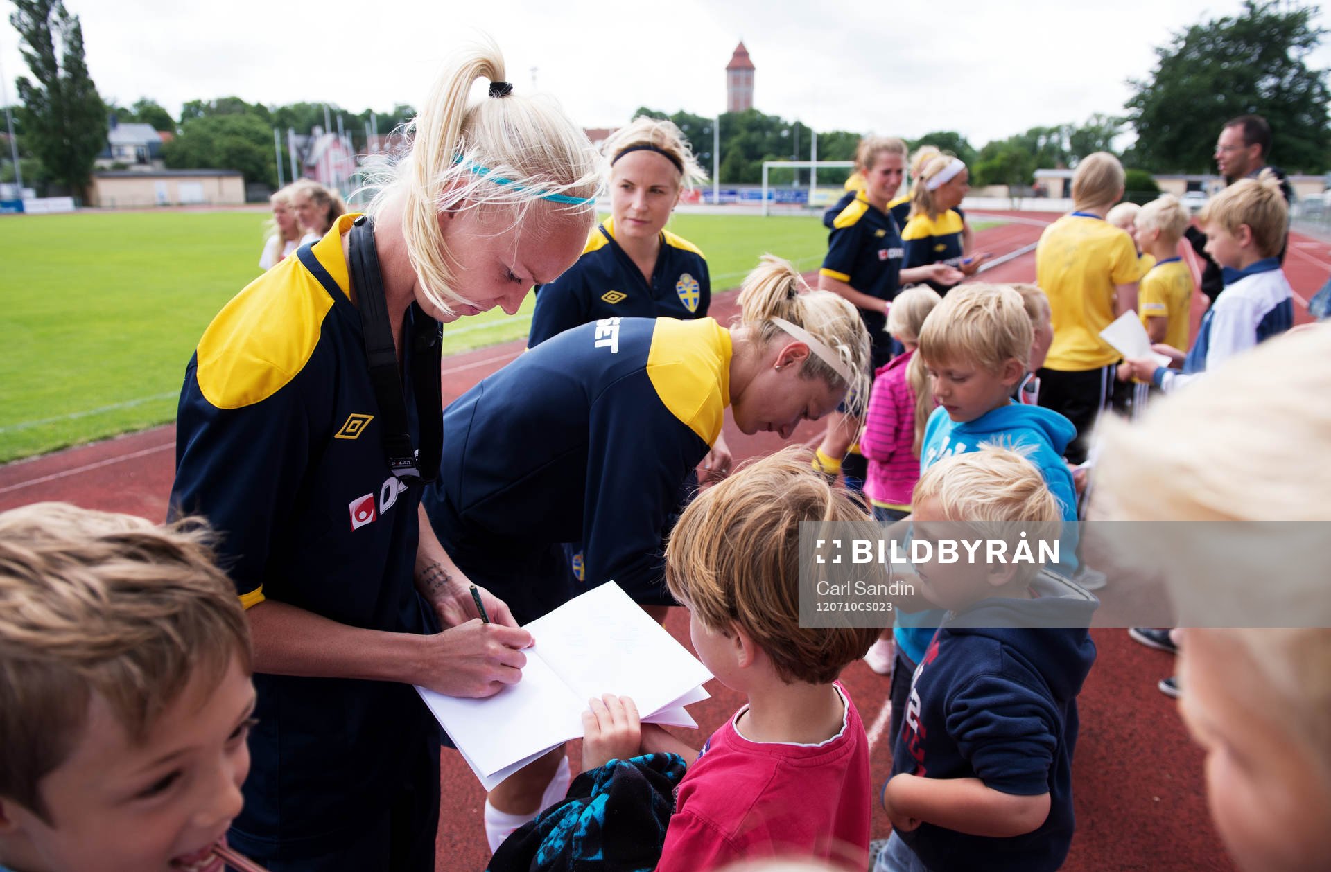 Caroline Seger, Sverige, skriver autografer
