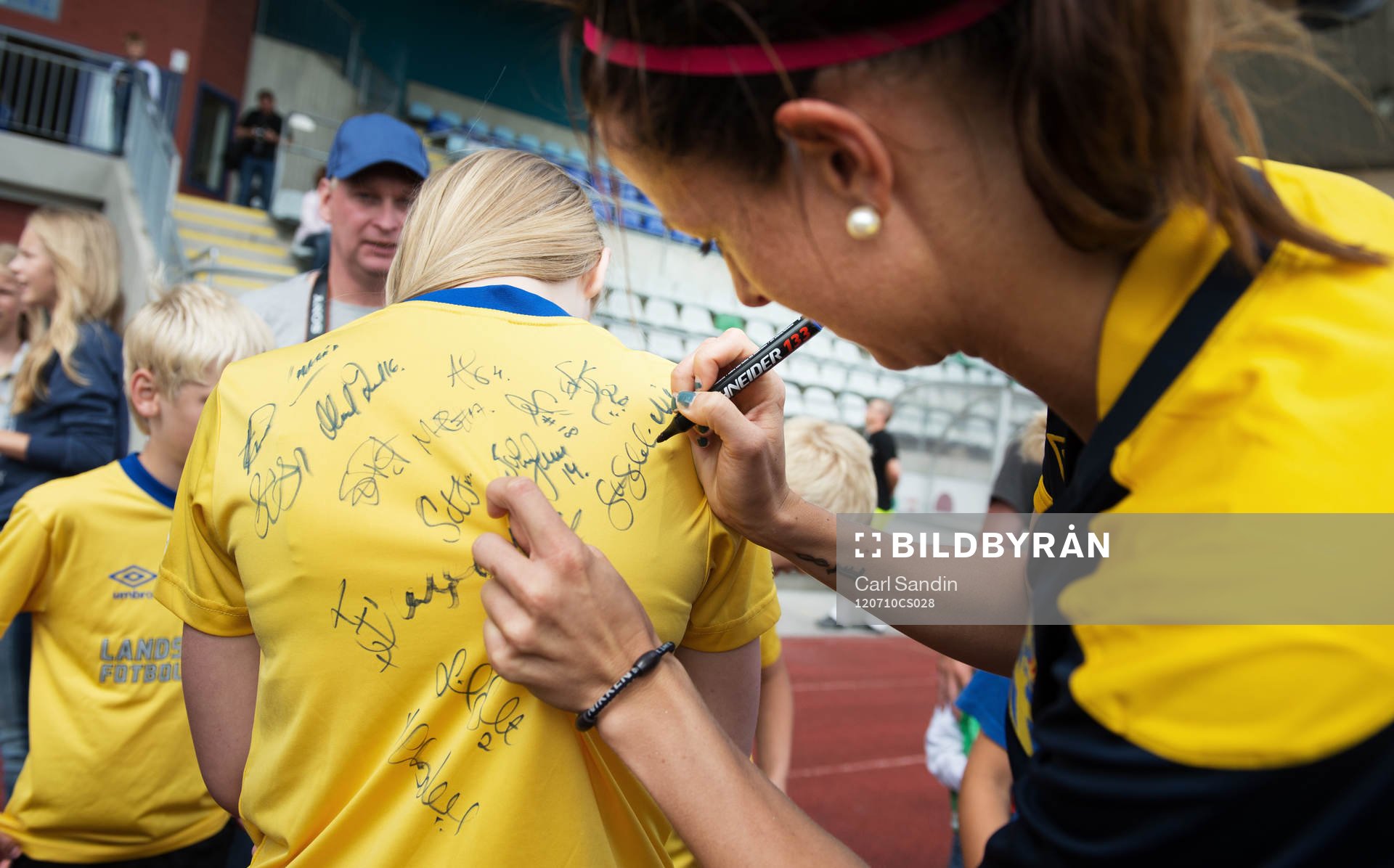 Lotta Schelin, Sverige, skriver autografer