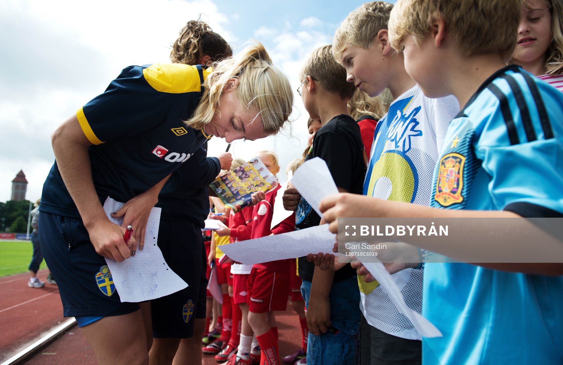 Linda Sembrant, Sverige, skriver autografer