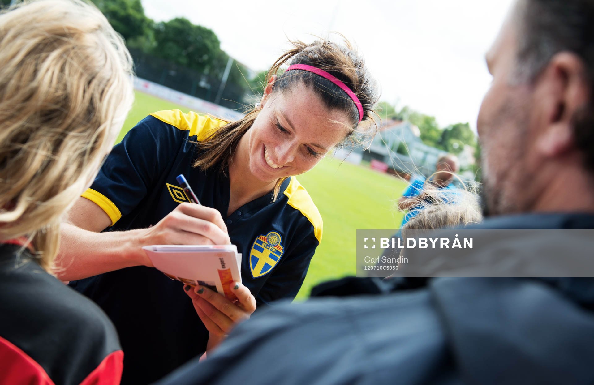 Lotta Schelin, Sverige, skriver autografer