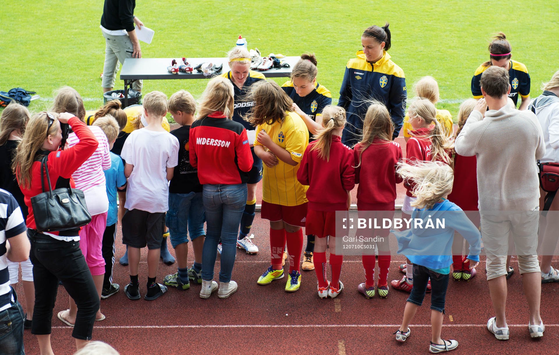  Laget skriver autografer efter träningen.