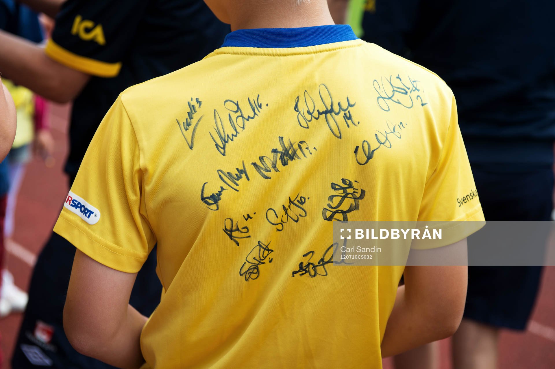 Autografer på ryggen av t-shirt