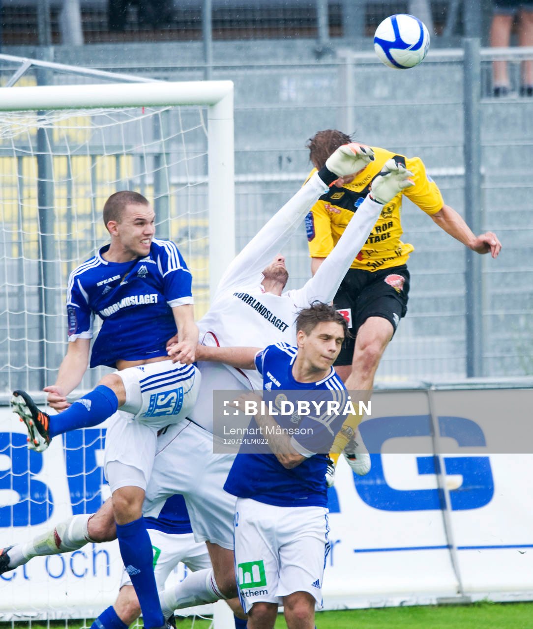 Osvar Berglund, målvakt, Sundsvall, räddar framför Pär