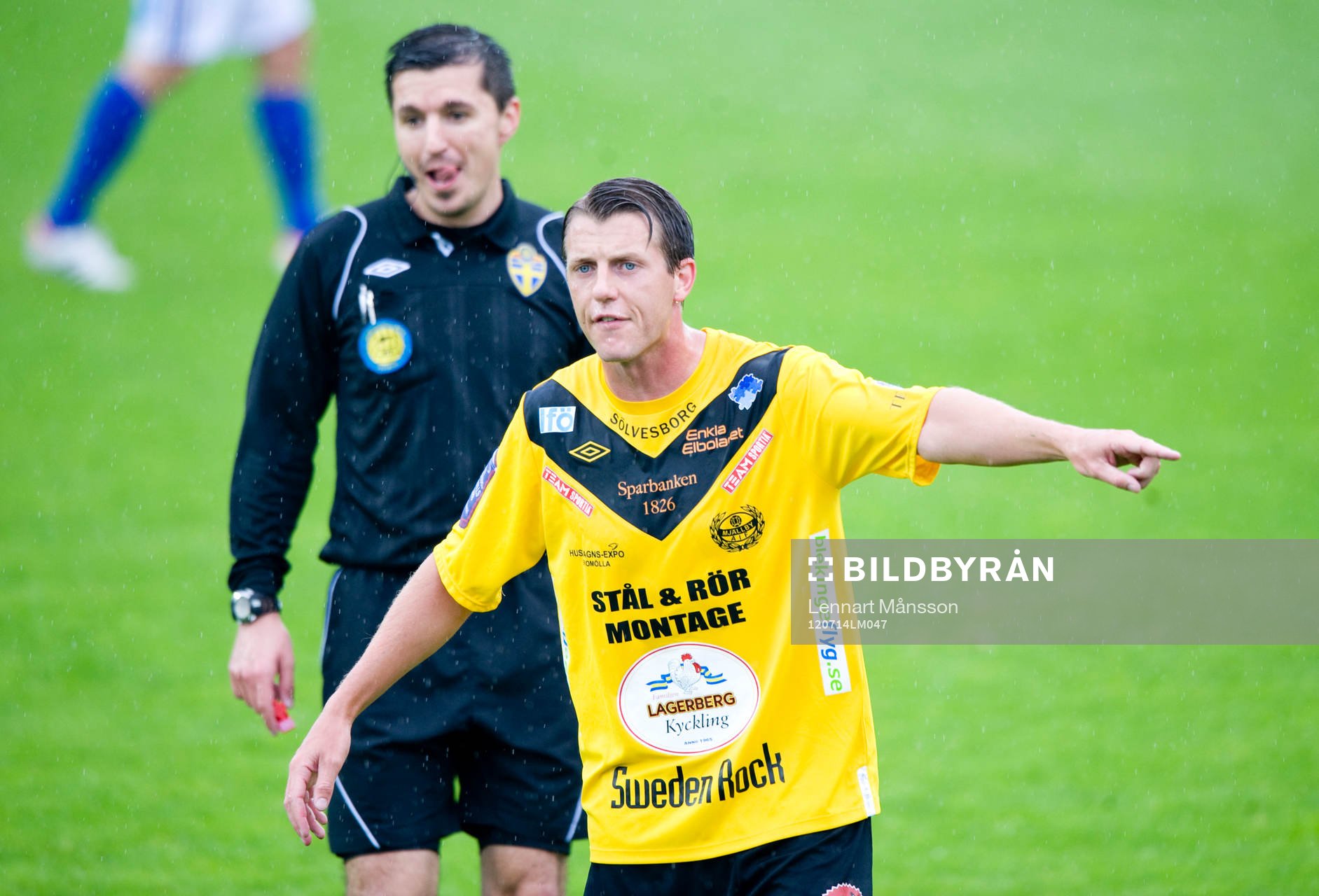 Bojan Pandzic, domare, och Daniel Nilsson, Mjällby
