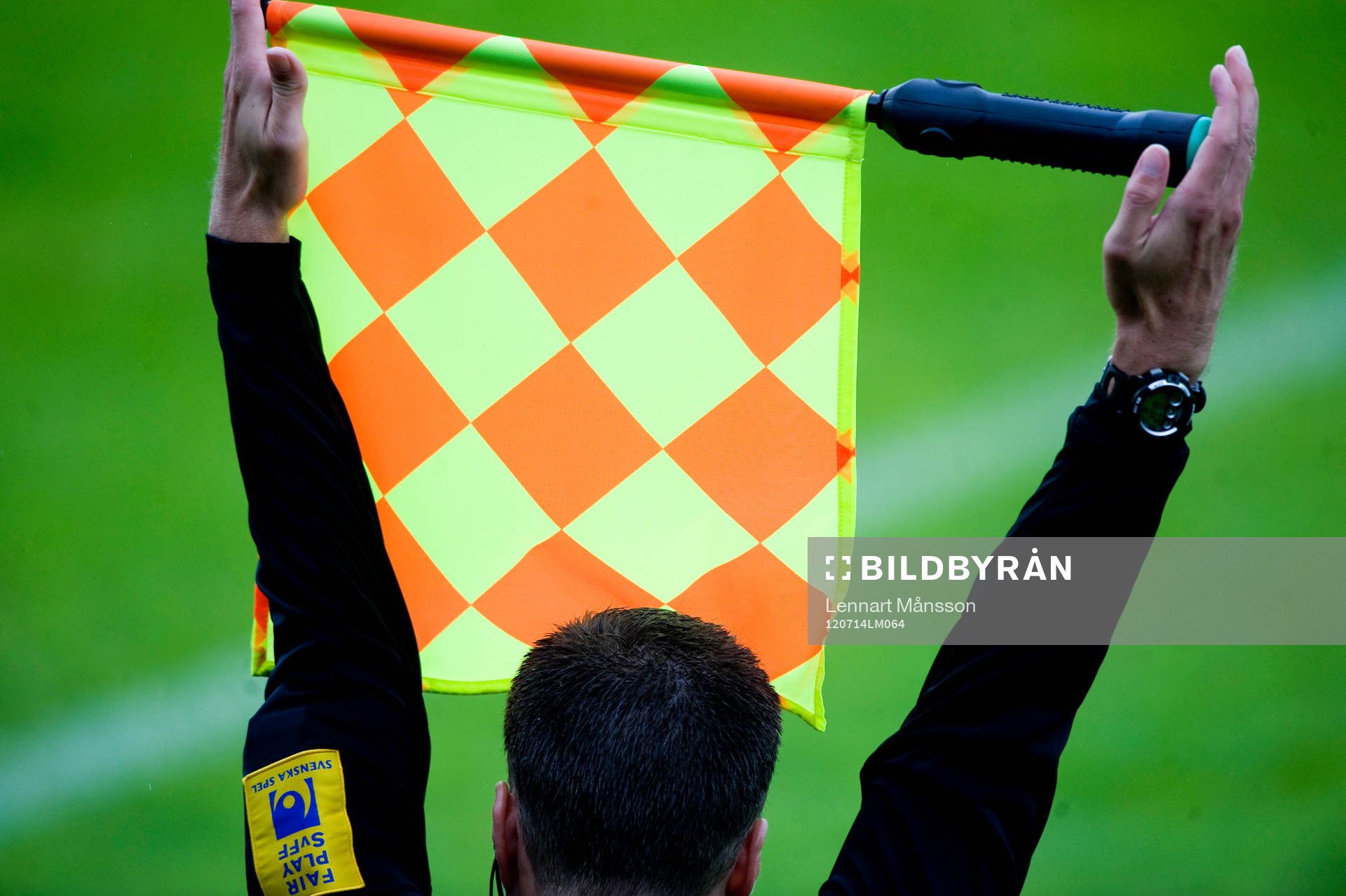 Byte, assisterande domare visar tecknet byte med sin flagga