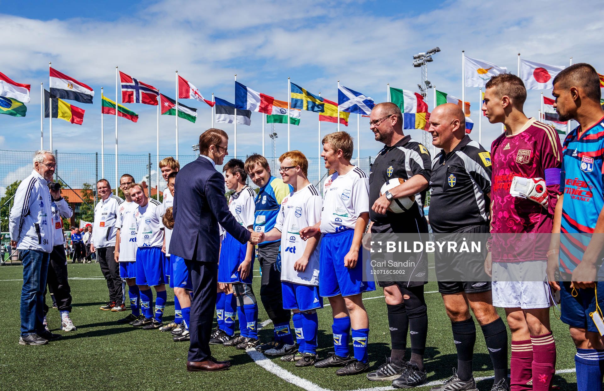Prins Daniel hälsar på spelarna i Grunden Bois som spelar
