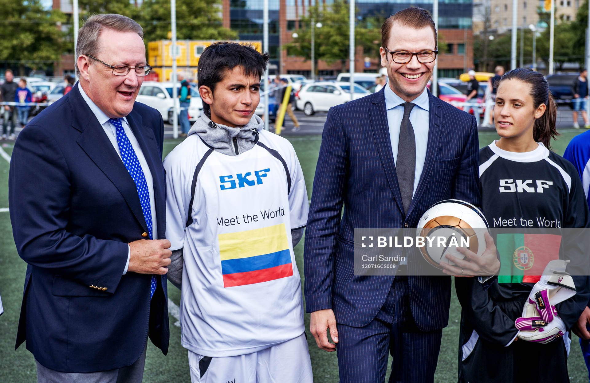 Prins Daniel med spelare i Meet The world