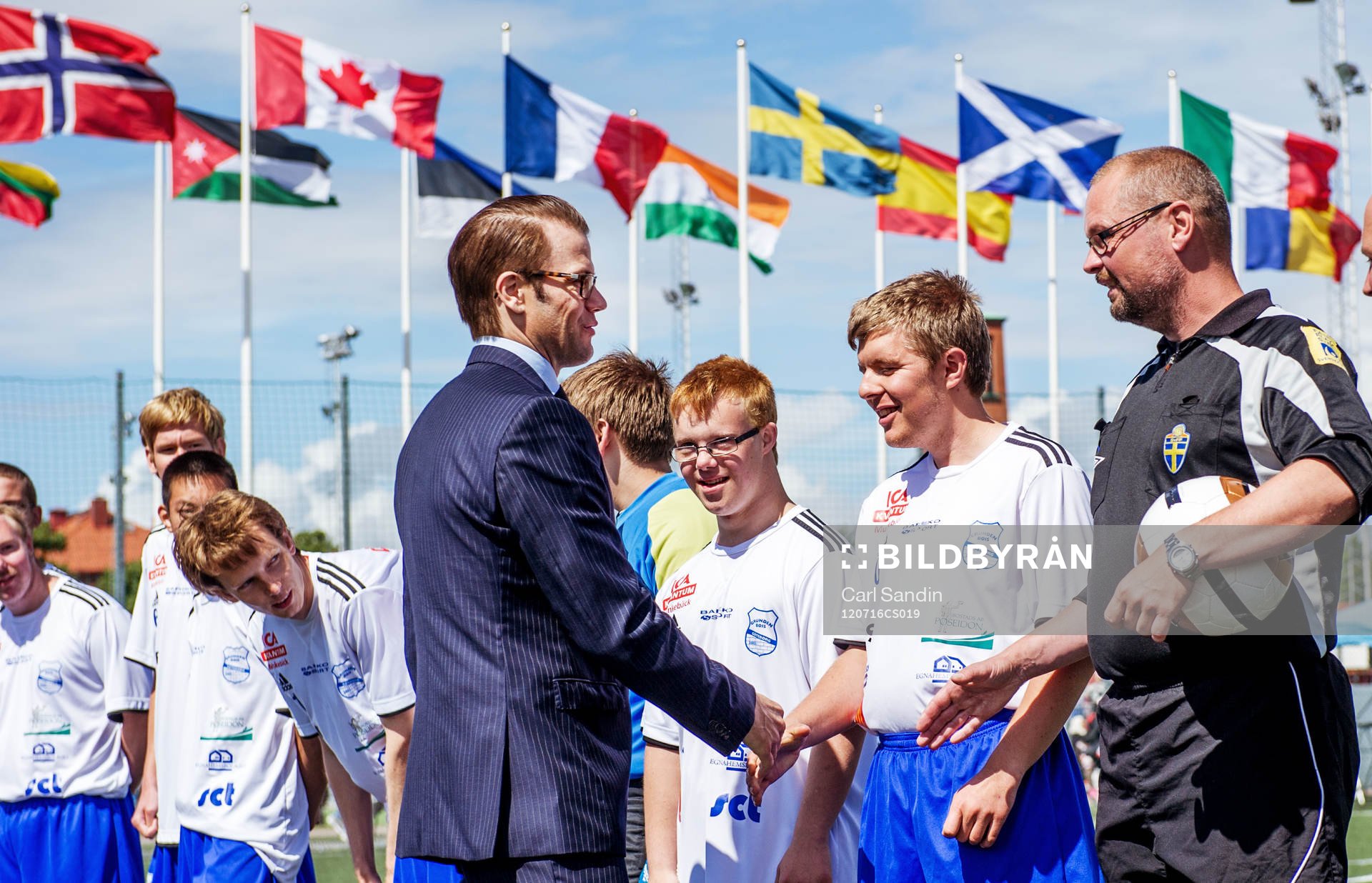 Prins Daniel hälsar på spelare i Grunden Bois som spelar