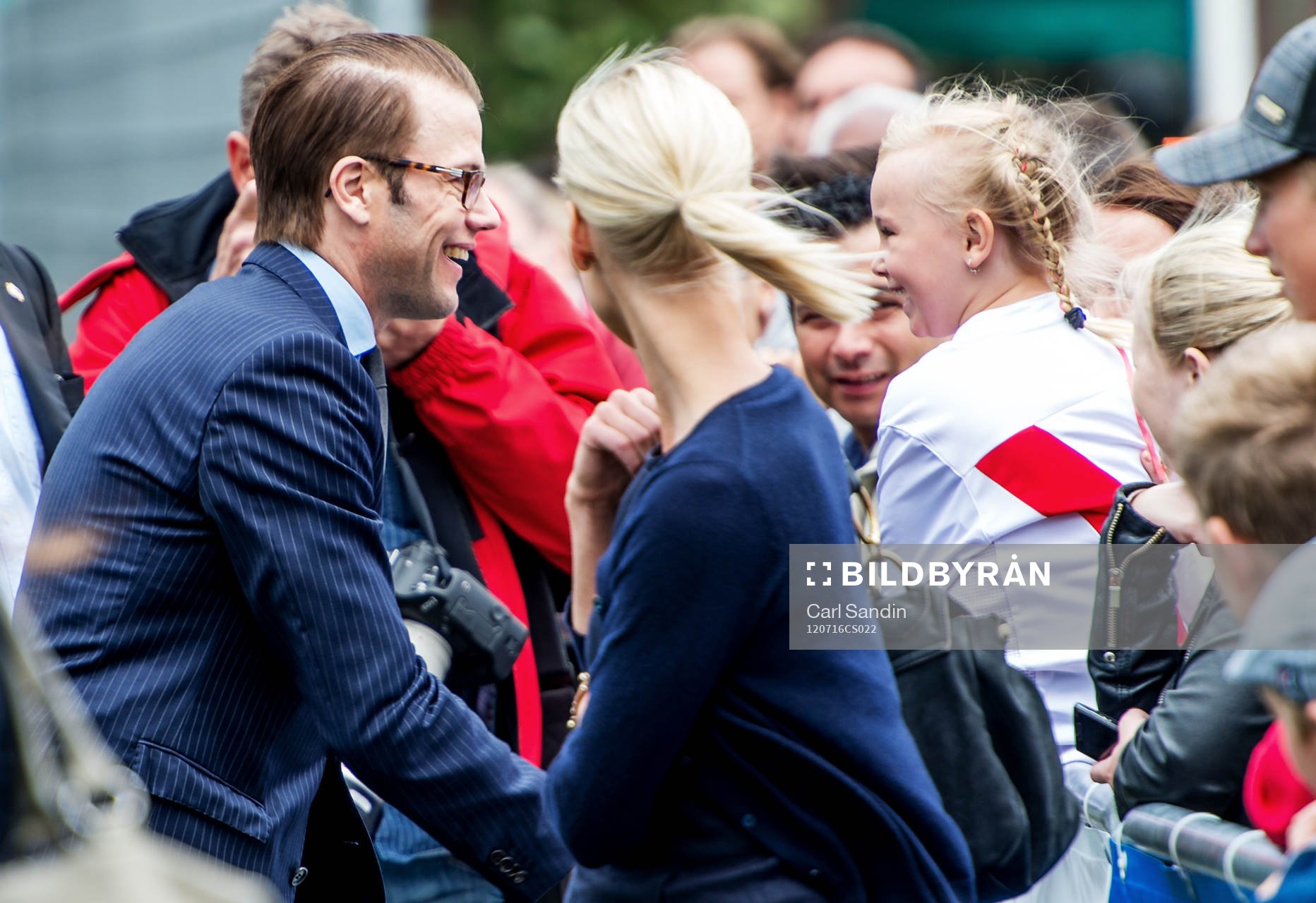 Prins Daniel hälsar på en tjej i publiken