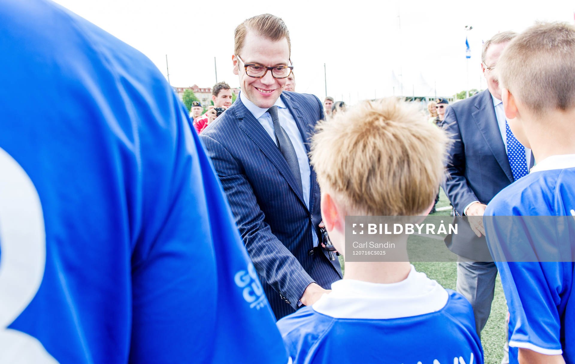 Prins Daniel hälsar på spelare som spelar Meet The World