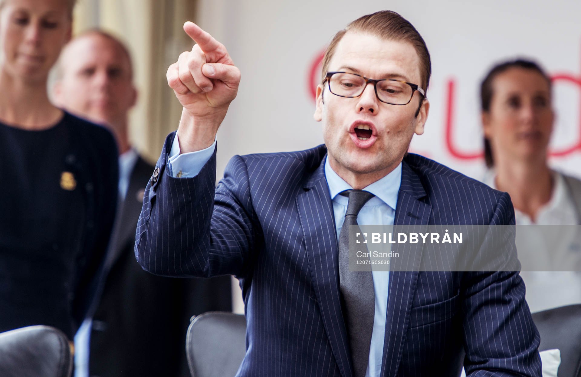 Prins Daniel pekar mot planen och pratar med någon