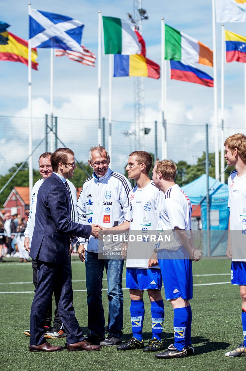 Prins Daniel hälsar på spelare i Grunden Bois som spelar