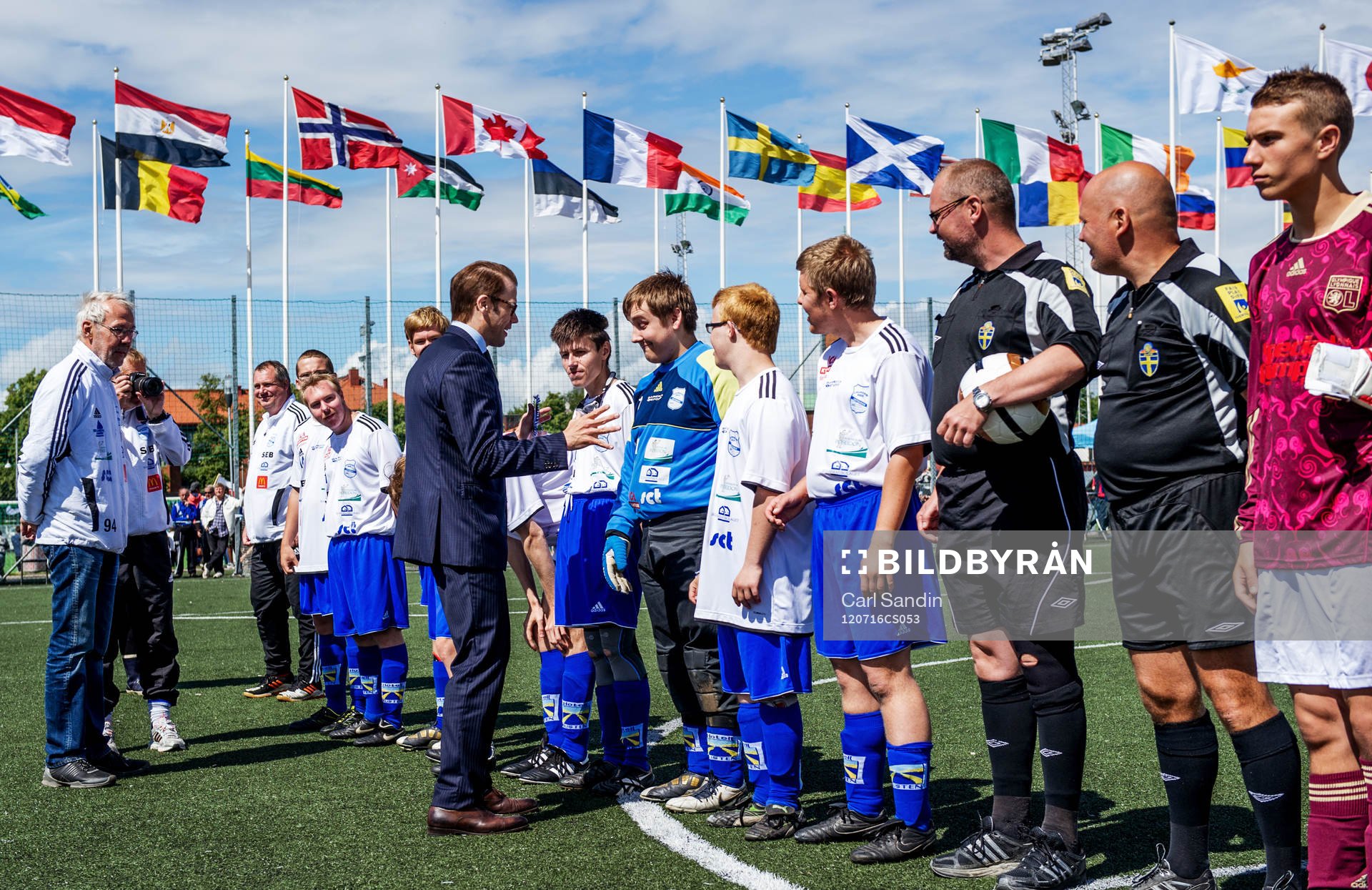 Prins Daniel hälsar på spelare i Grunden Bois som spelar