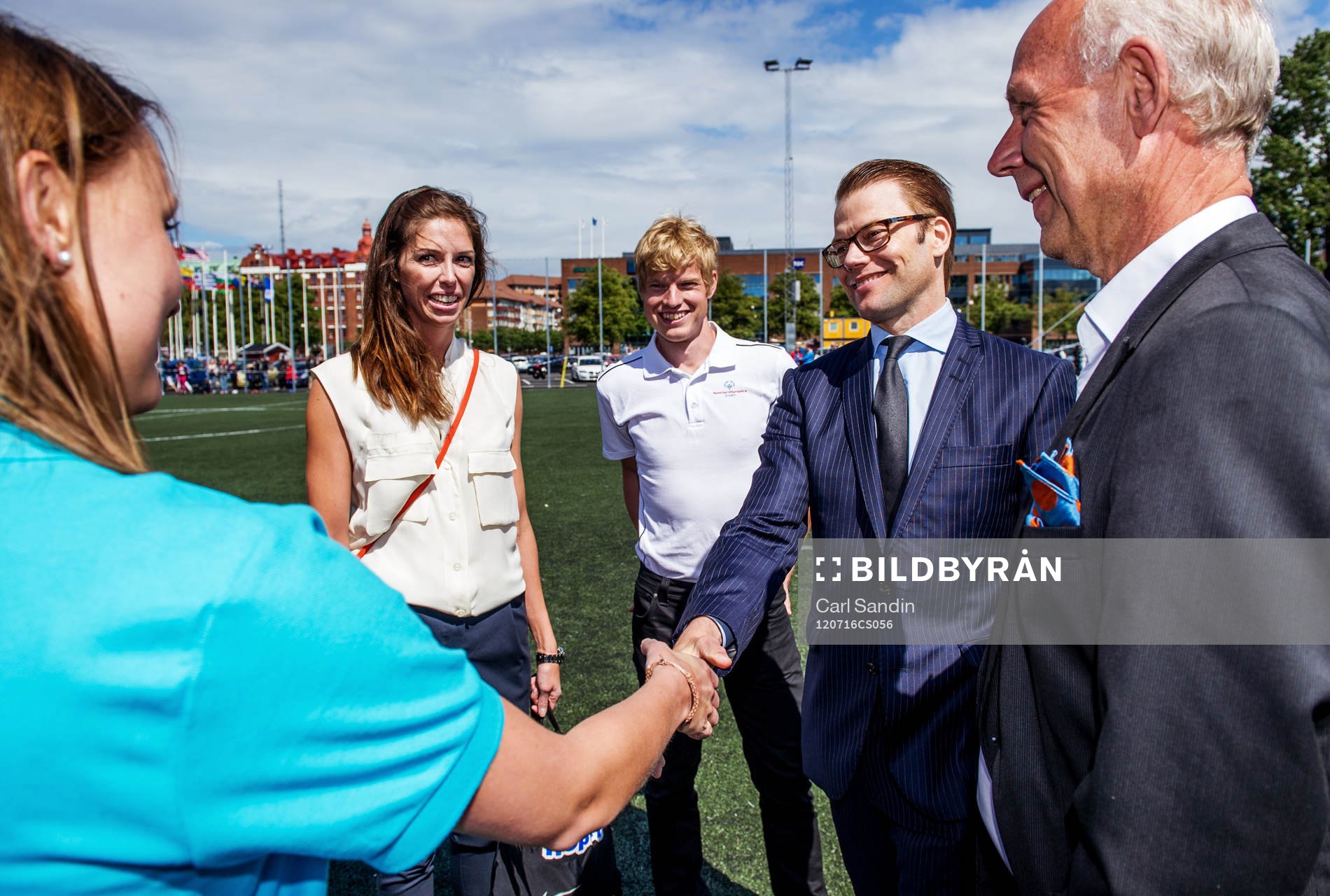 Prins Daniel hälsar på Sanna Källström, projektledare