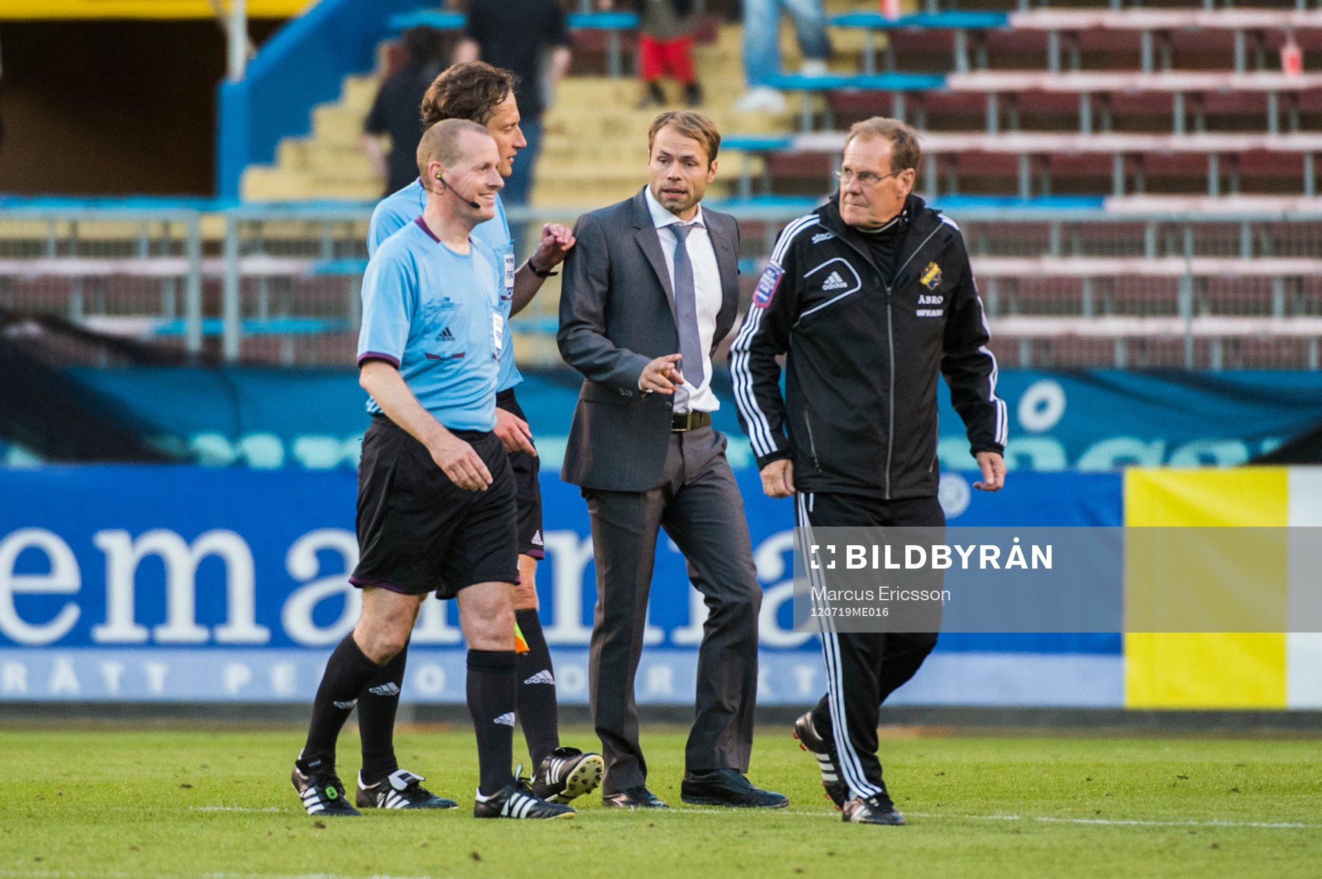 Andreas Alm, tränare AIK pratar med domarna