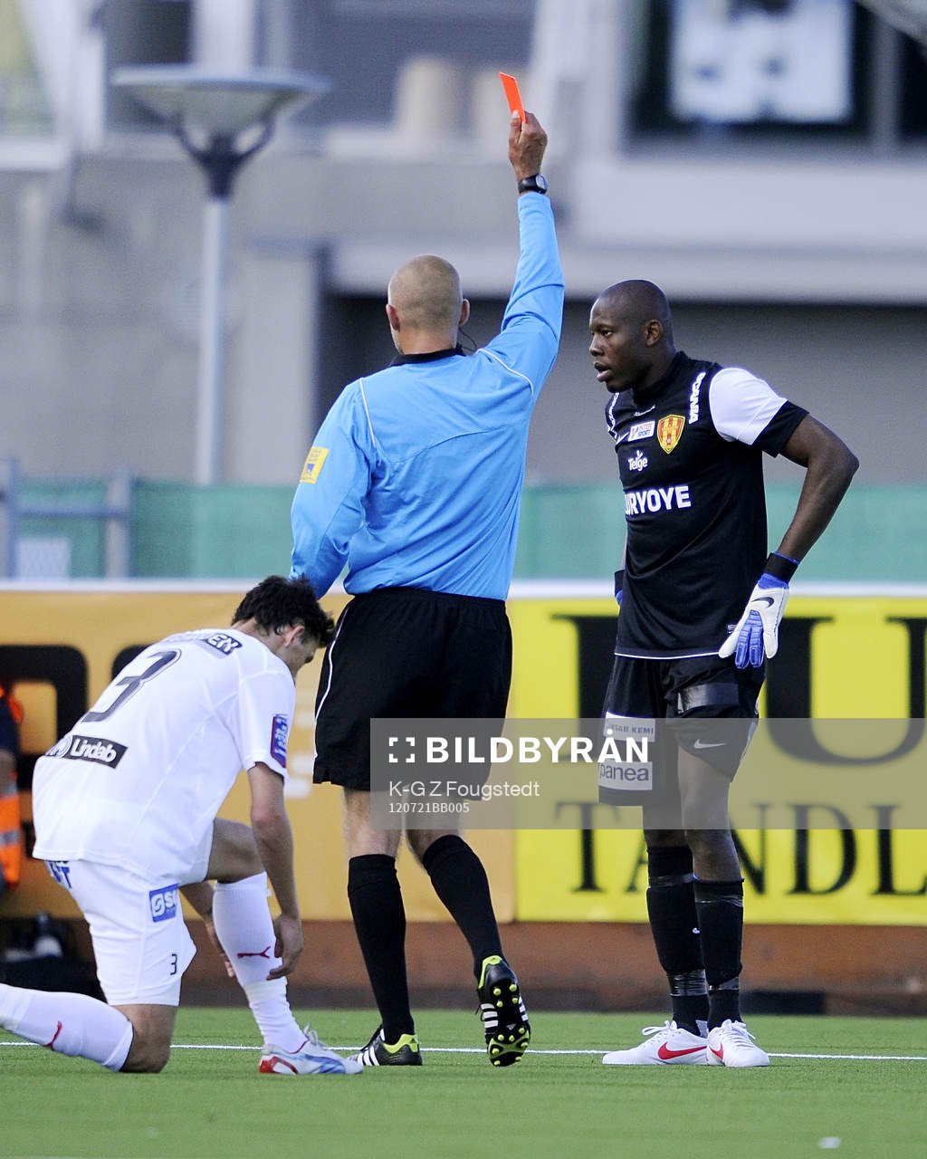 Dwayne Miller, målvakt, Syrianska, får rött kort