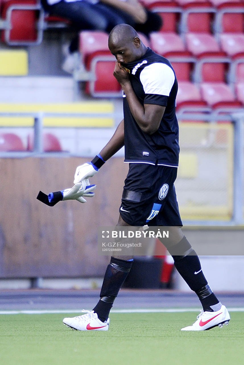 Dwayne Miller, målvakt, Syrianska, blir utvisad