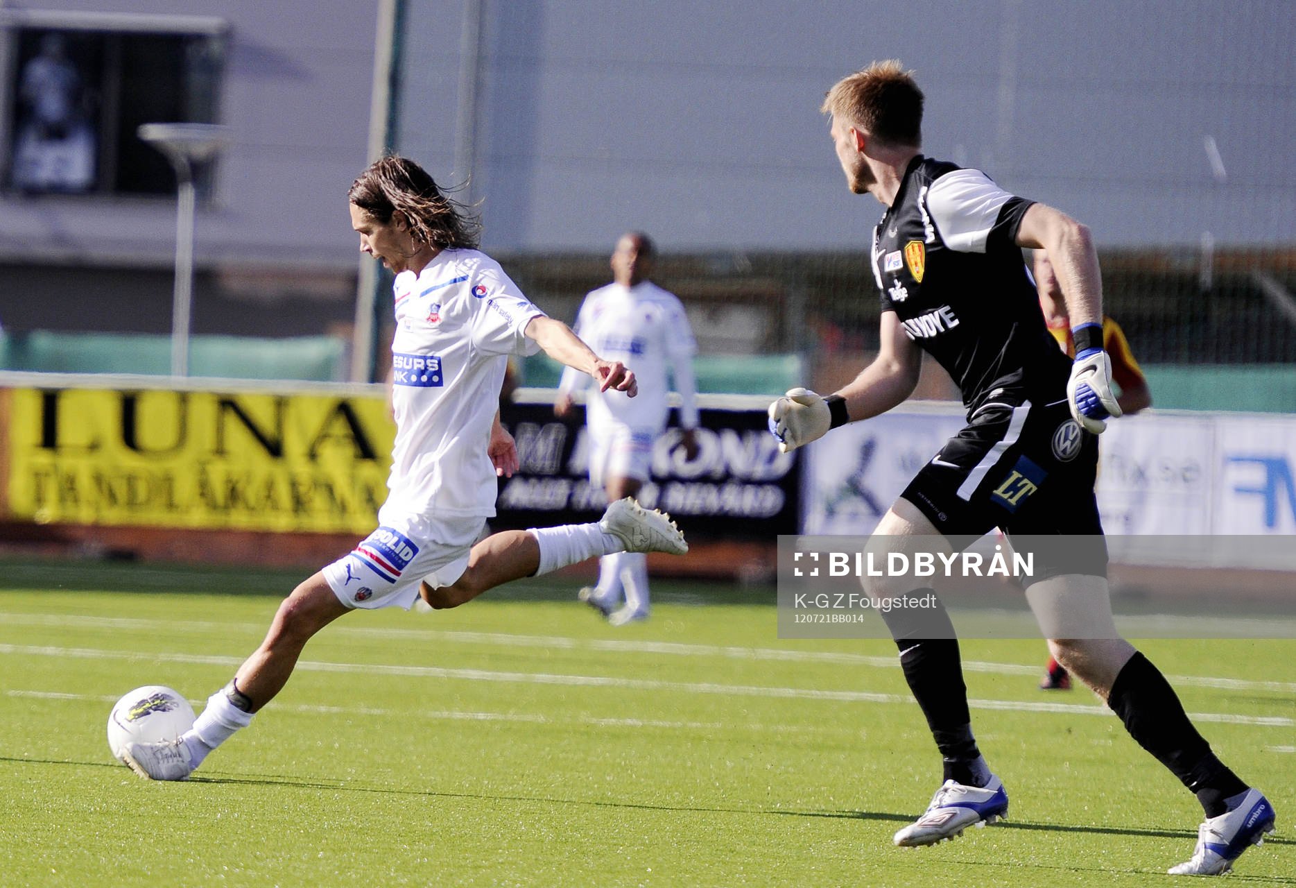 Daniel Nordmark, Helsingborg har just passerat Lasse Staw,