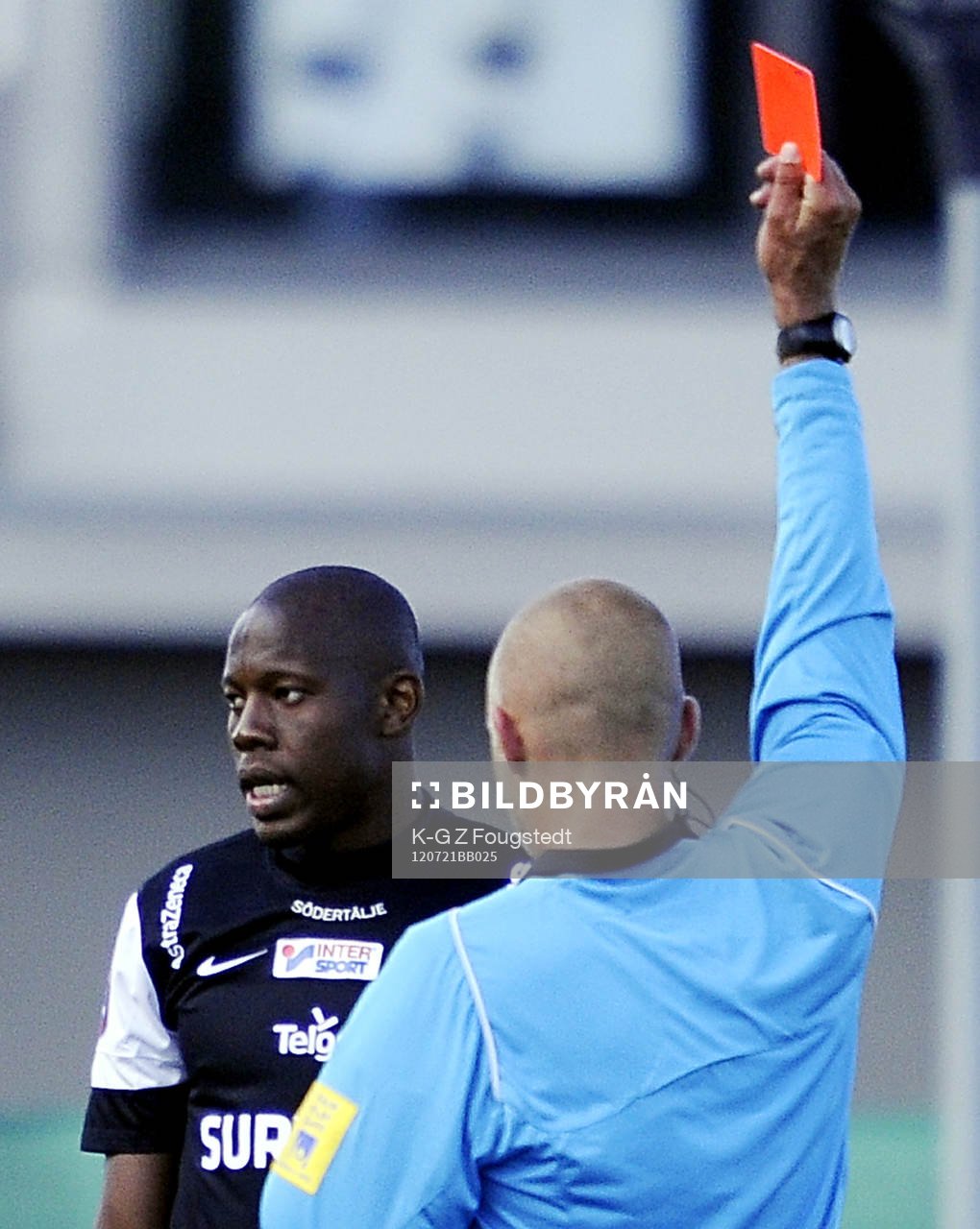 Dwayne Miller, målvakt, Syrianska, får rött kort,