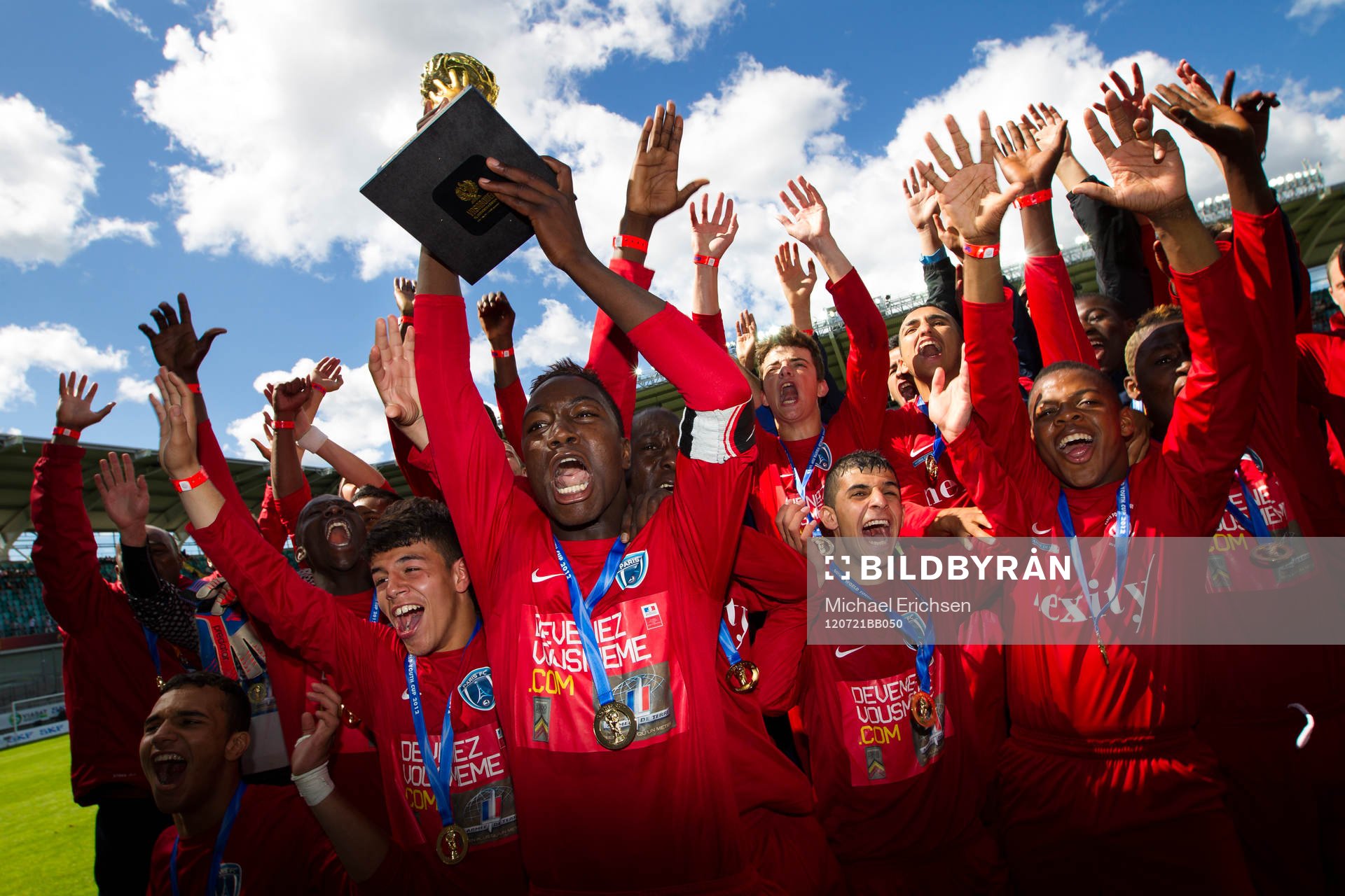  P16, final, Paris FC, Frankrike - Cruzeiro, Brasilien. Vinnare Paris FC, guld, pokal, jubel
