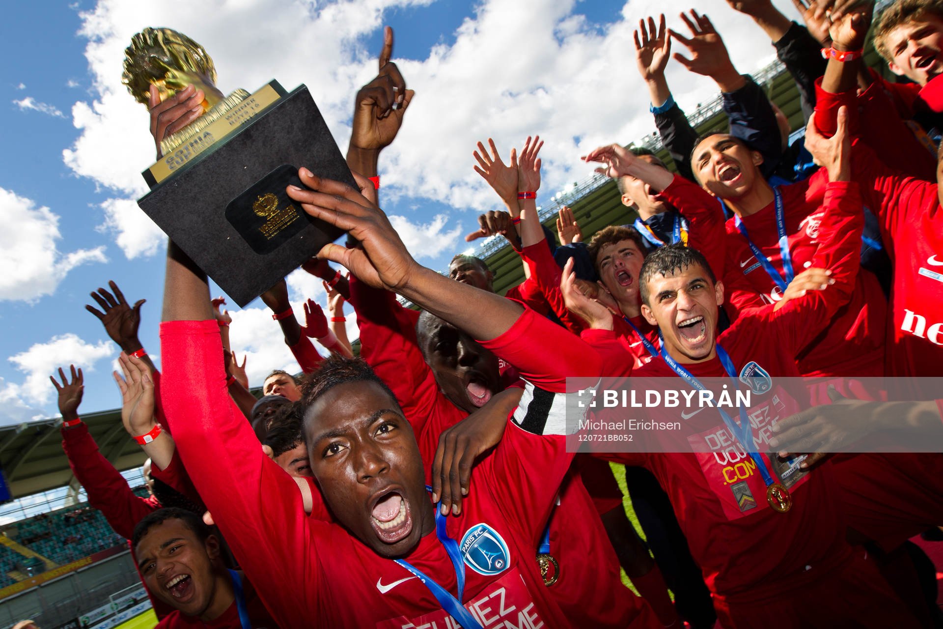  P16, final, Paris FC, Frankrike - Cruzeiro, Brasilien. Vinnare Paris FC, guld, pokal, jubel