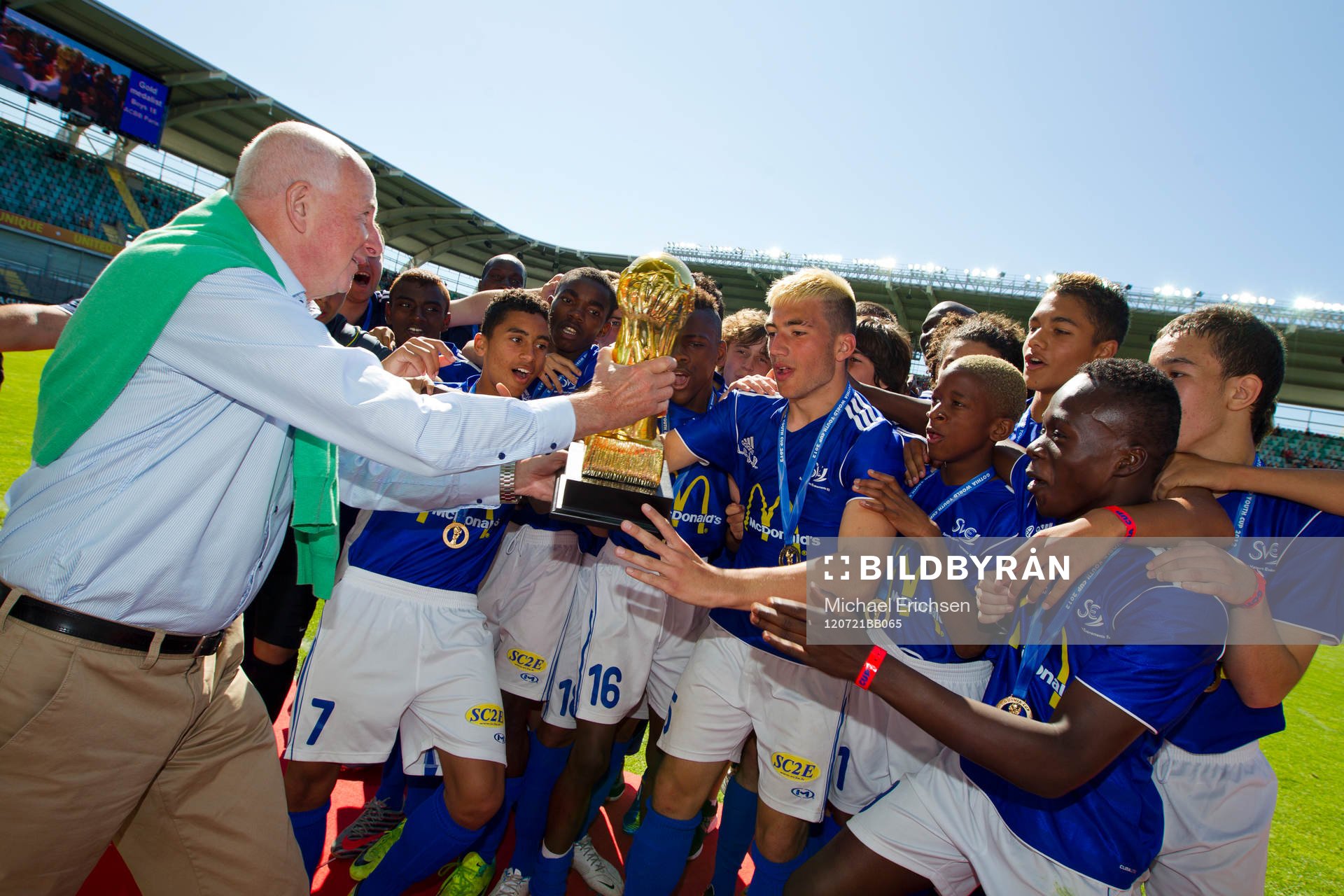  P15, final, ACBB Paris, Frankrike - Kampala Junior Team, Uganda. Vinnare ACBB Paris, pokal, guld, jubel