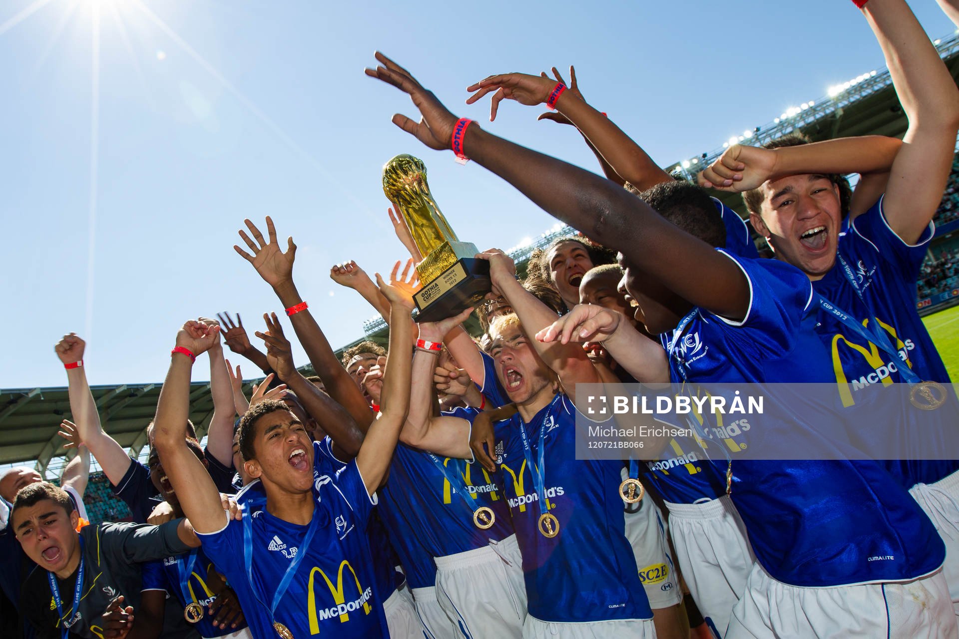  P15, final, ACBB Paris, Frankrike - Kampala Junior Team, Uganda. Vinnare ACBB Paris, pokal, guld, jubel