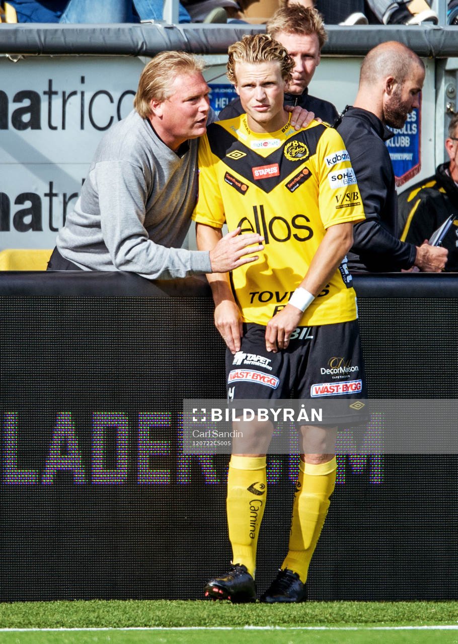 Jörgen Lennartsson, tränare Elfsborg, pratar med Oscar