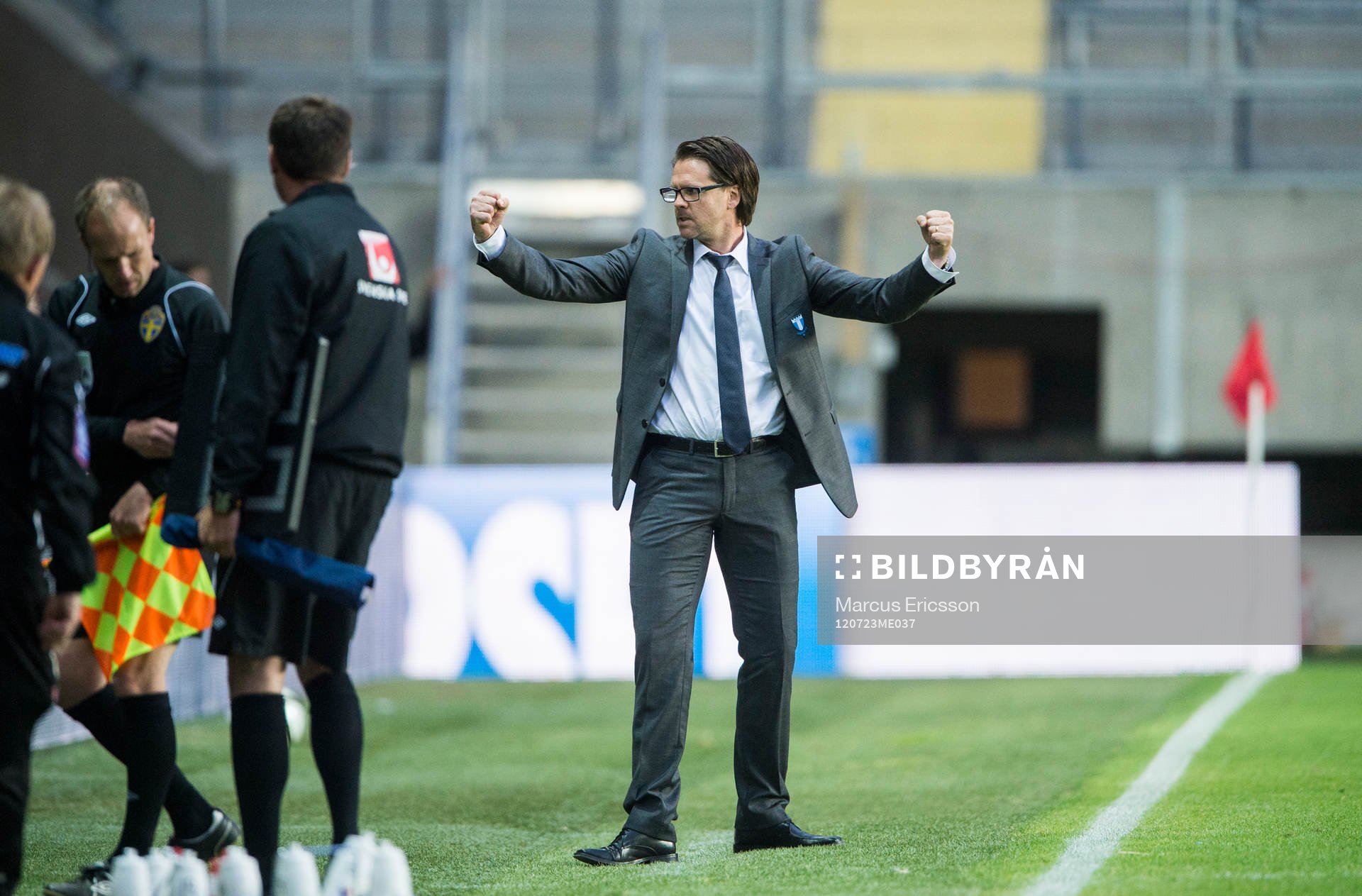 Rikard Norling, tränare Malmö jublar på slutsignal