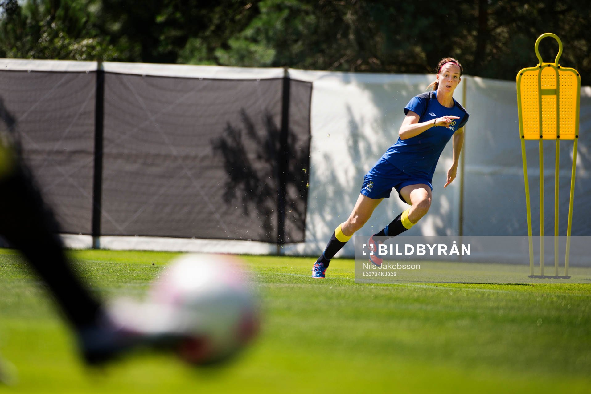 Lotta Schelin tränar in en frisparksvariant, frispark