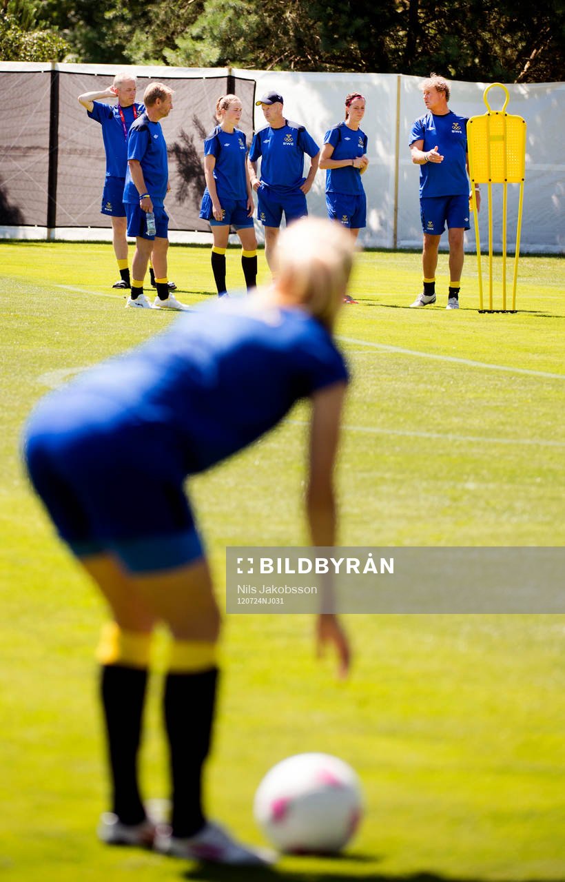 Lotta Schelin tränar in en frisparksvariant, frispark