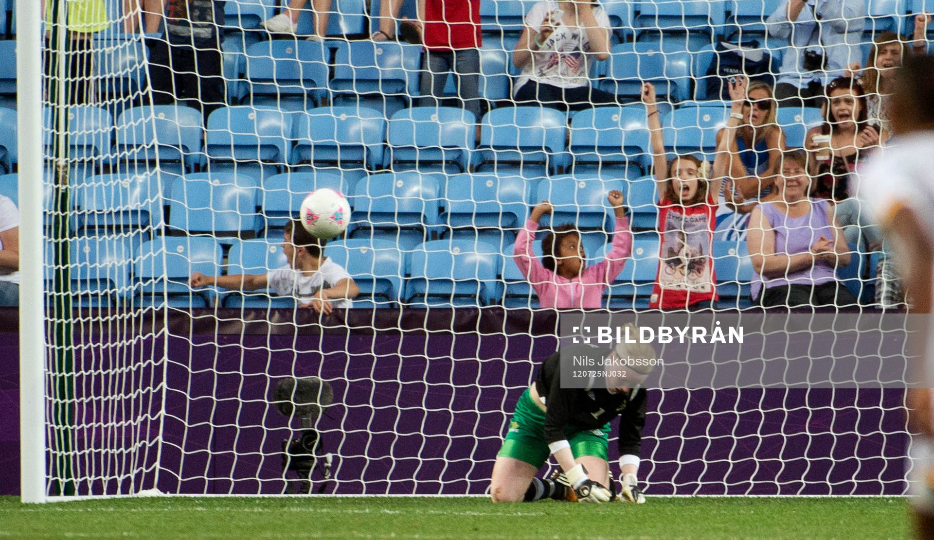 Hedvig Lindahl, målvakt, Sverige, släpper in ett