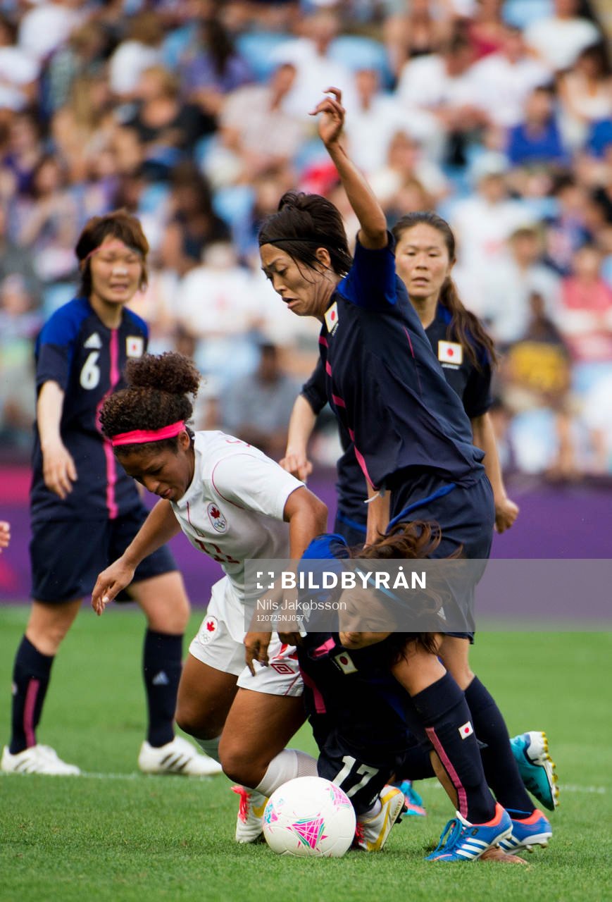 OS 2012, Fotboll, Dam, Japan - Kanada: Christine Sinclair, Kanada, Yuki Ogimi, Kozue Ando, Japan.