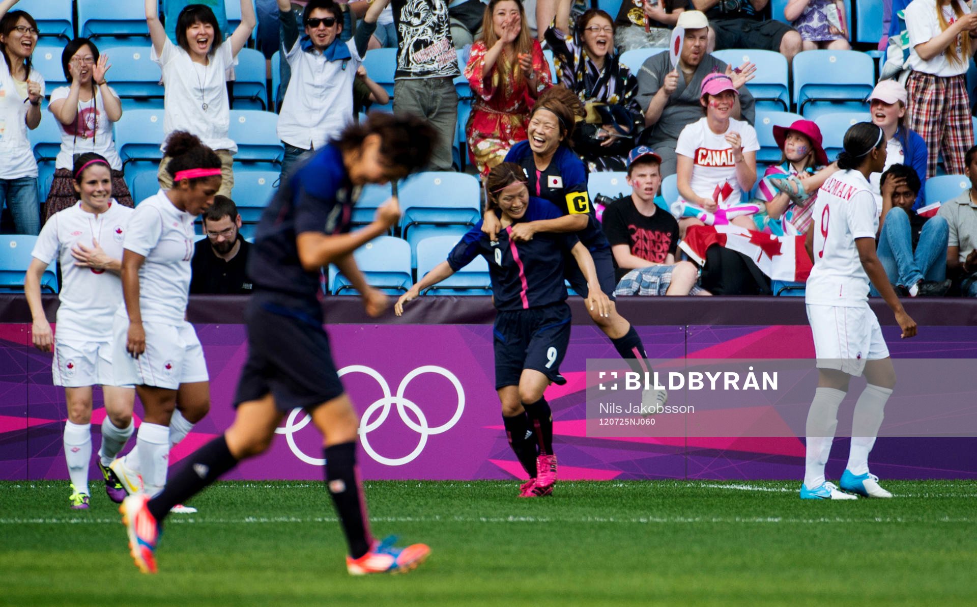 OS 2012, Fotboll, Dam, Japan - Kanada: Nahomi Kawasumi, Aya Miyama, Japan jubel.