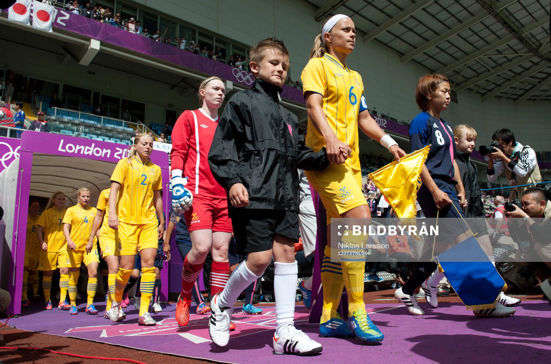 OS 2012, fotboll, dam, Sverige-Japan: Homare Sawa, Japan och Johanna Almgren, Sverige.