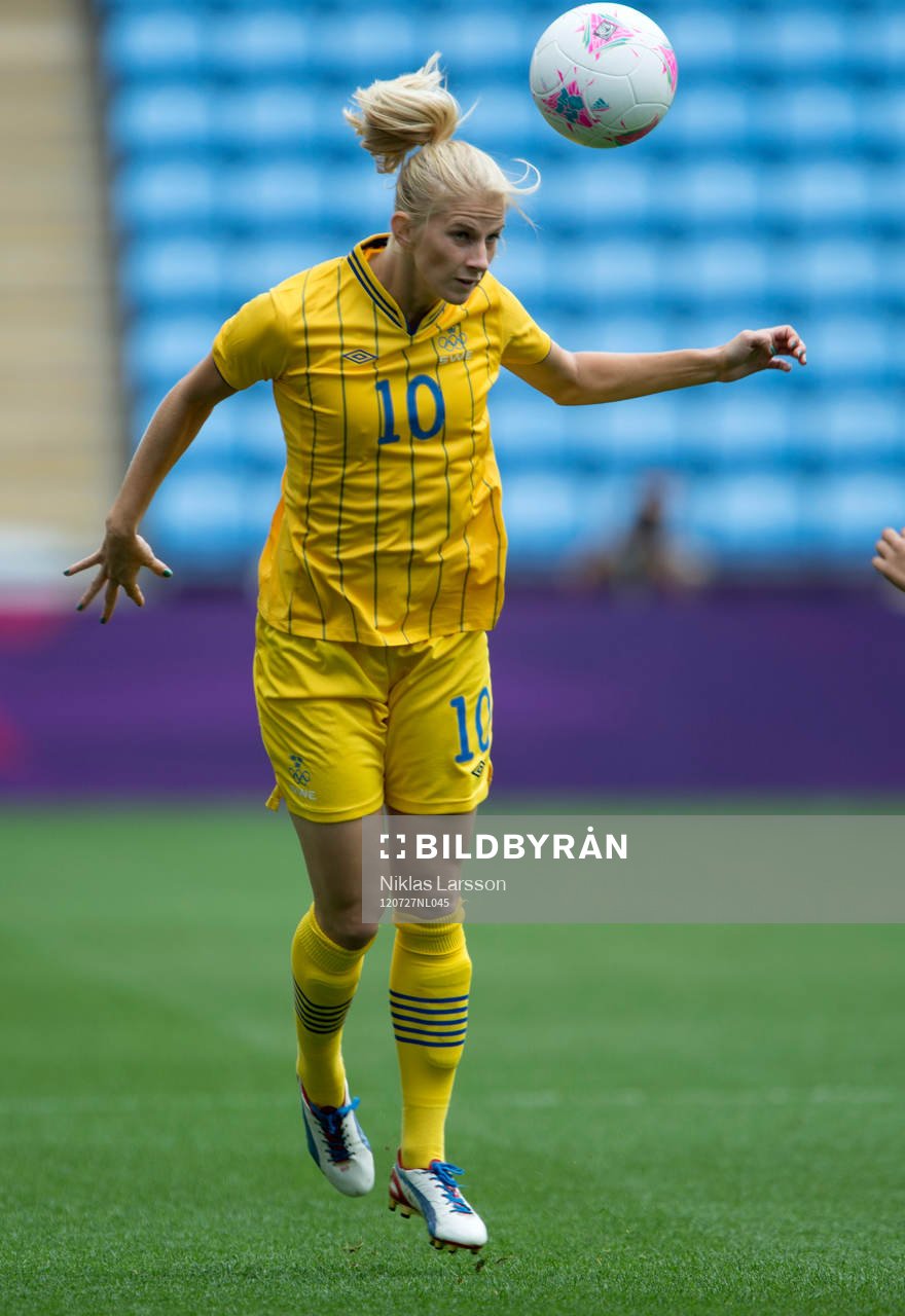 OS 2012, fotboll, dam, Sverige-Japan: Homare Sawa, Japan och Johanna Almgren, Sverige.