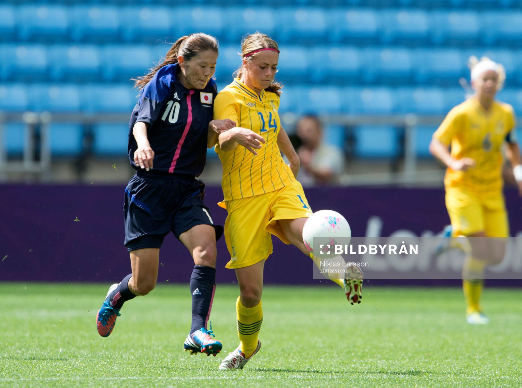 OS 2012, fotboll, dam, Sverige-Japan: Homare Sawa, Japan och Johanna Almgren, Sverige.