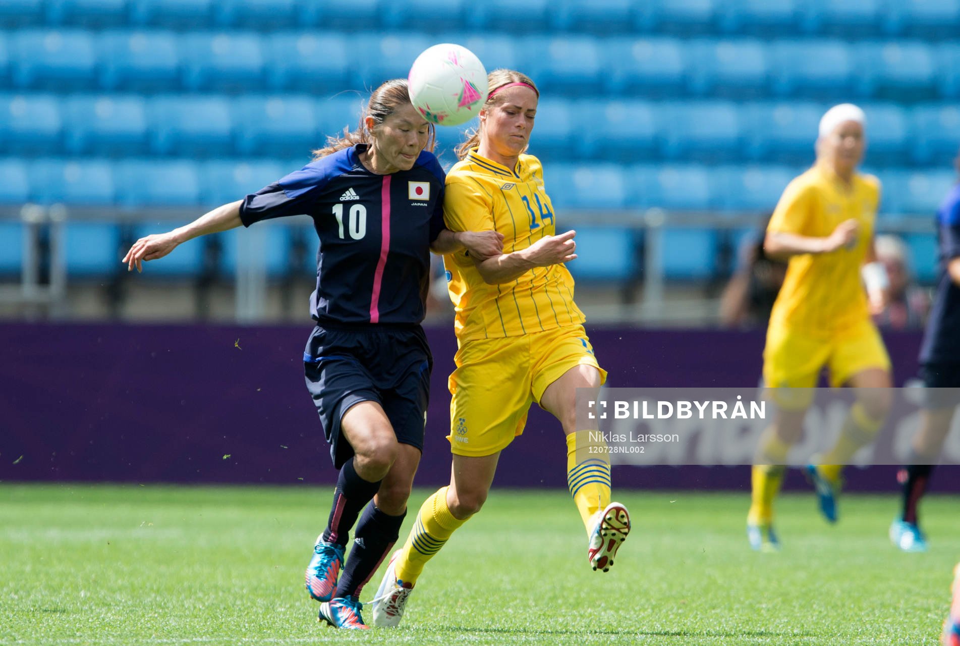 OS 2012, fotboll, dam, Sverige-Japan: Homare Sawa, Japan och Johanna Almgren, Sverige.