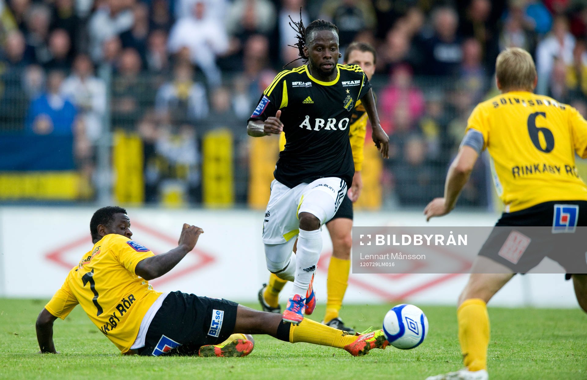 Martin Mutumba, AIK, flyger över ett utsträckt ben,