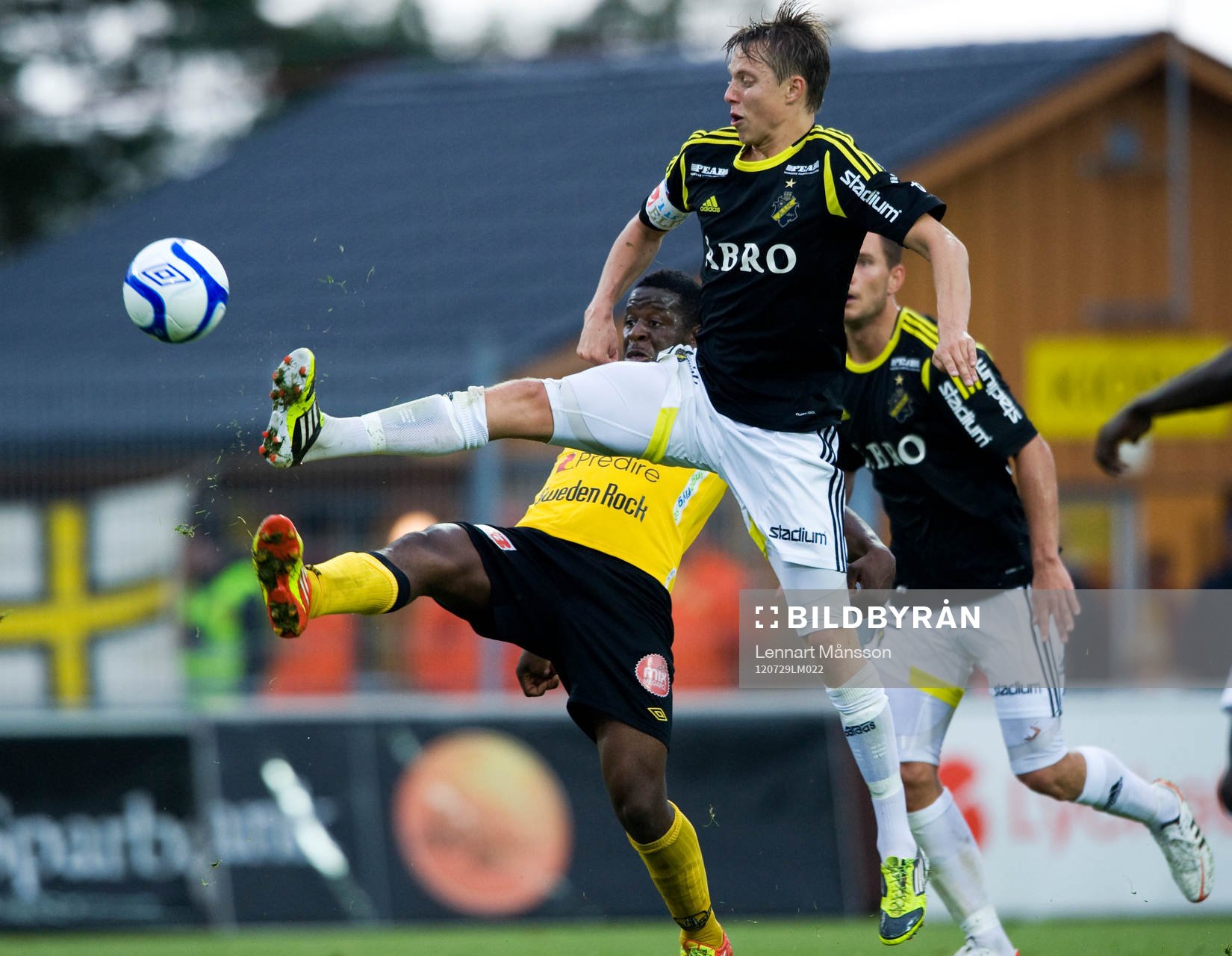 Viktor Lundberg, AIK, och Dominique Kivuvu, Mjällby