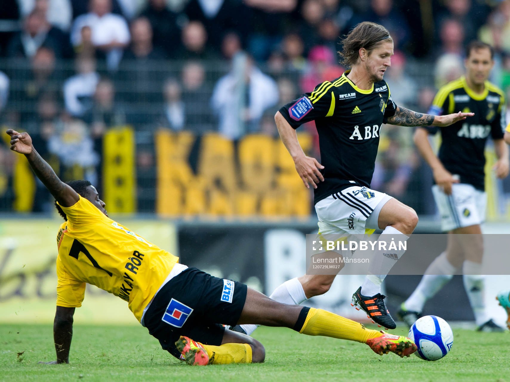 Dominique Kivuvu, Mjällby, glidtacklar Martin Lorentzson,