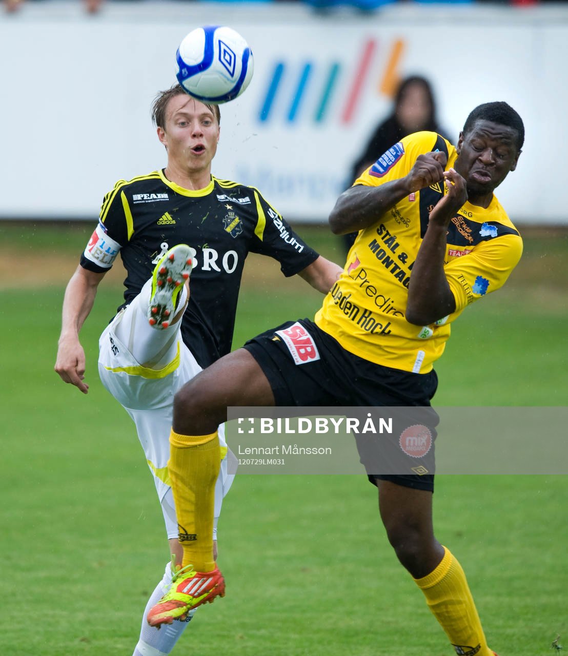  Viktor Lundberg, AIK och Dominique Kivuvu, Mjällby