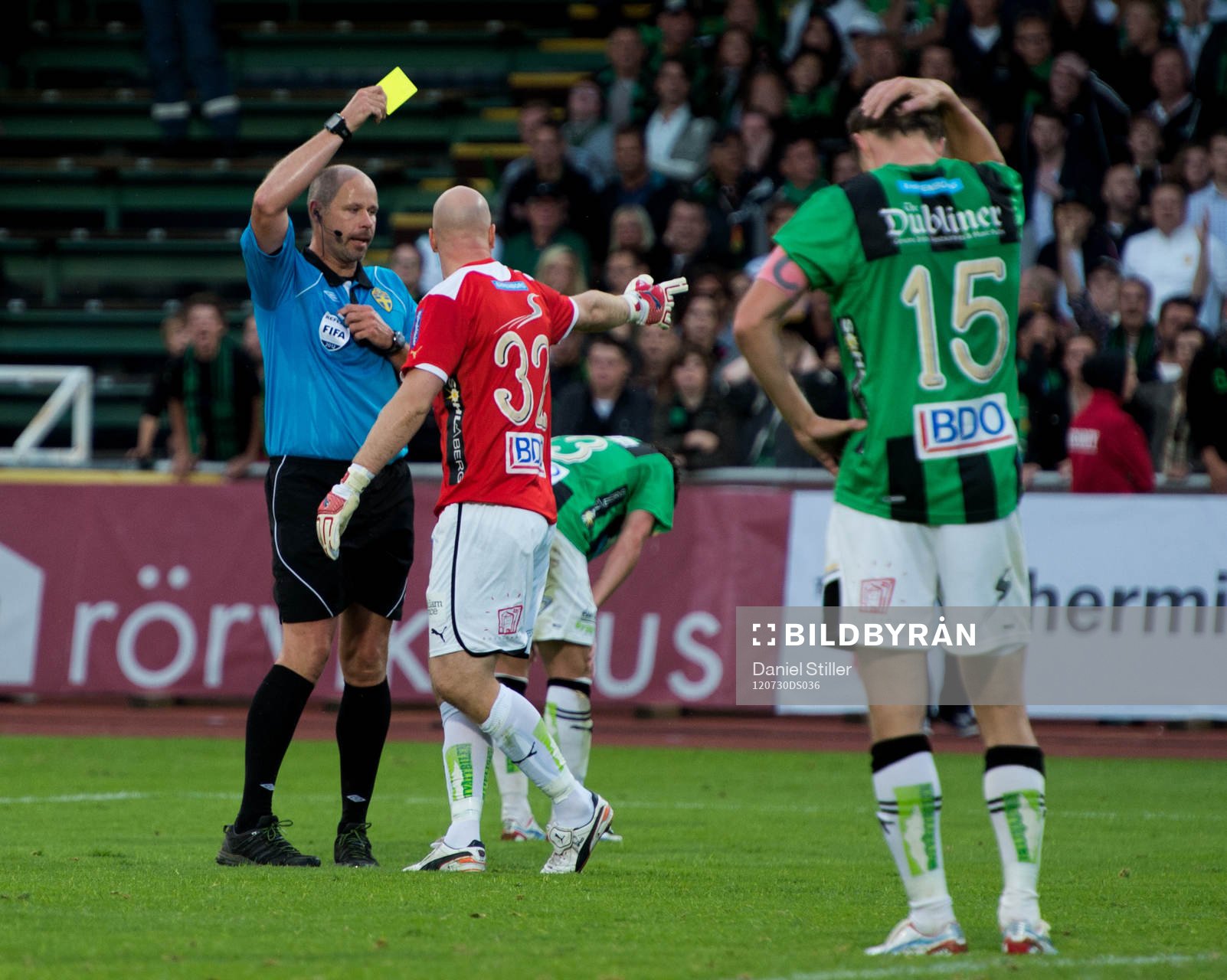 Domare Martin Hansson dömer straff för Häcken, och ger